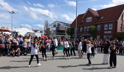 Auf der Schlemmer- und Erlebnismeile gibt es viel zu entdecken – egal, ob zum Mitmachen, Staunen oder zum Verzehren.