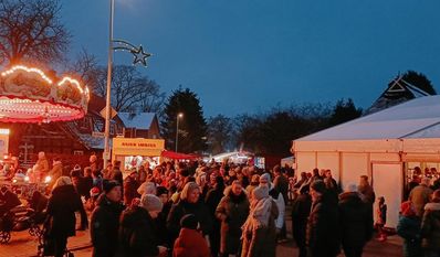 Die Besucher können durch die geschmückten Straßen schlendern, festliche Klänge genießen und sich von weihnachtlichen Leckereien verführen lassen.