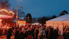Die Besucher können durch die geschmückten Straßen schlendern, festliche Klänge genießen und sich von weihnachtlichen Leckereien verführen lassen.