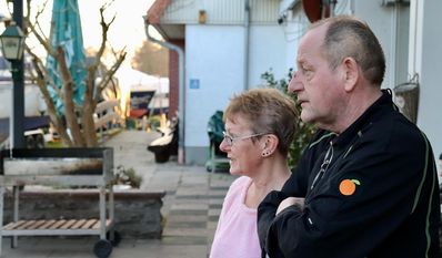 Beobachten das Treiben im Hafen: Gabi Lösche und Andreas Schnakenberg.