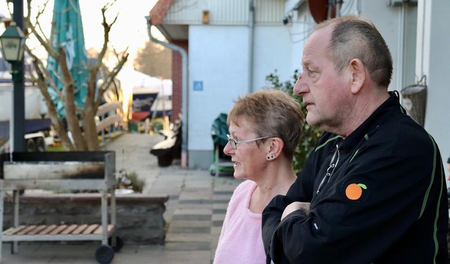 Beobachten das Treiben im Hafen: Gabi Lösche und Andreas Schnakenberg.