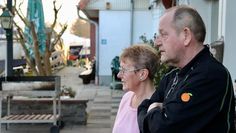 Beobachten das Treiben im Hafen: Gabi Lösche und Andreas Schnakenberg.