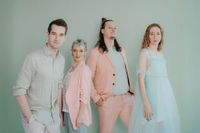 Mal absurd und albern, dann wieder zart und nachdenklich – AE trifft den Nerv der Zeit mit einer einzigartigen Mischung aus Stimmkunst, Witz und Gefühl.