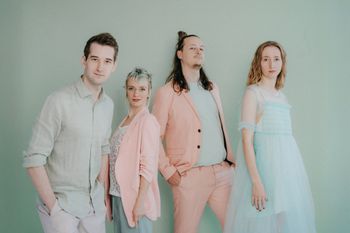 Mal absurd und albern, dann wieder zart und nachdenklich – AE trifft den Nerv der Zeit mit einer einzigartigen Mischung aus Stimmkunst, Witz und Gefühl.