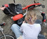 Verschiedene Fahrgeräte wurden mit Seife und Schwamm gründlich geputzt.