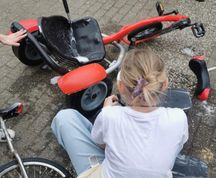 Verschiedene Fahrgeräte wurden mit Seife und Schwamm gründlich geputzt.