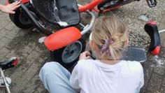 Verschiedene Fahrgeräte wurden mit Seife und Schwamm gründlich geputzt.