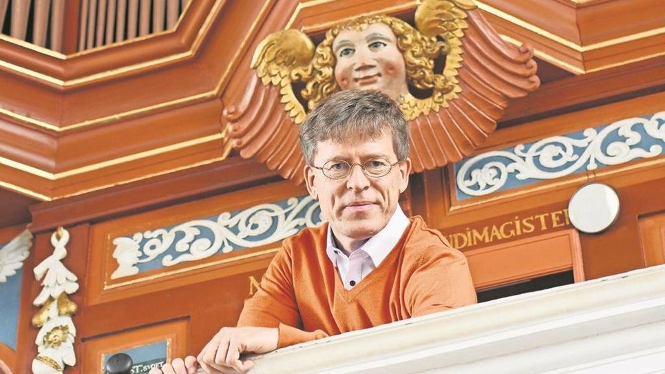 Thiemo Janssen ist ein Profi an der Orgel und begeistert sein Publikum.