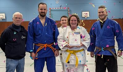 Nadine Patz (mit Urkunde) wurde für ihr Engagement im noch jungen Judo-Verein „Kodokan“ ausgezeichnet. Dort leitet sie unter anderem die Kindergruppe.