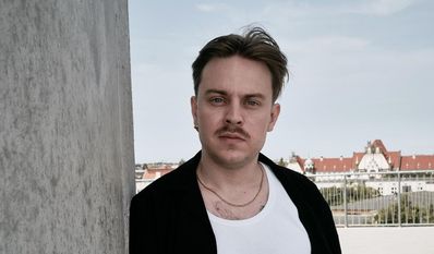 Jonas Höschl kommt gebürtig aus der Oberpfalz. Er ist Teil des Künstler*innenkollektivs „Tannhäuser Kreis“.