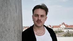 Jonas Höschl kommt gebürtig aus der Oberpfalz. Er ist Teil des Künstler*innenkollektivs „Tannhäuser Kreis“.