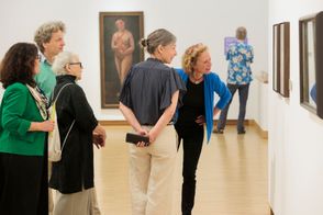 Das kuratorische Team lädt zur „Kunststunde“.