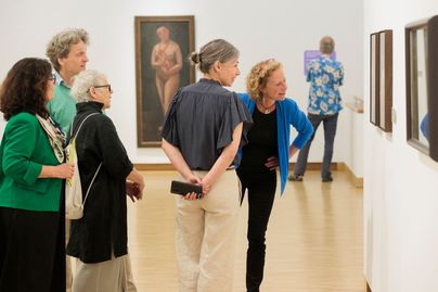 Das kuratorische Team lädt zur „Kunststunde“.