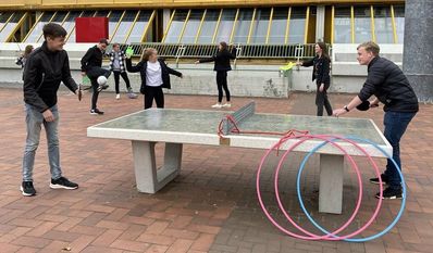 Bei der „bewegten Pause“ kommen die Schüler:innen auf dem Schulfof in Kontakt.