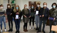 Schüler:innen mit den Komponiertablets.