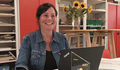 Anja Schlesselmann, Projektleiterin „EIGENART-kunstraum“, bei der Sichtung der eingereichten Exponate.