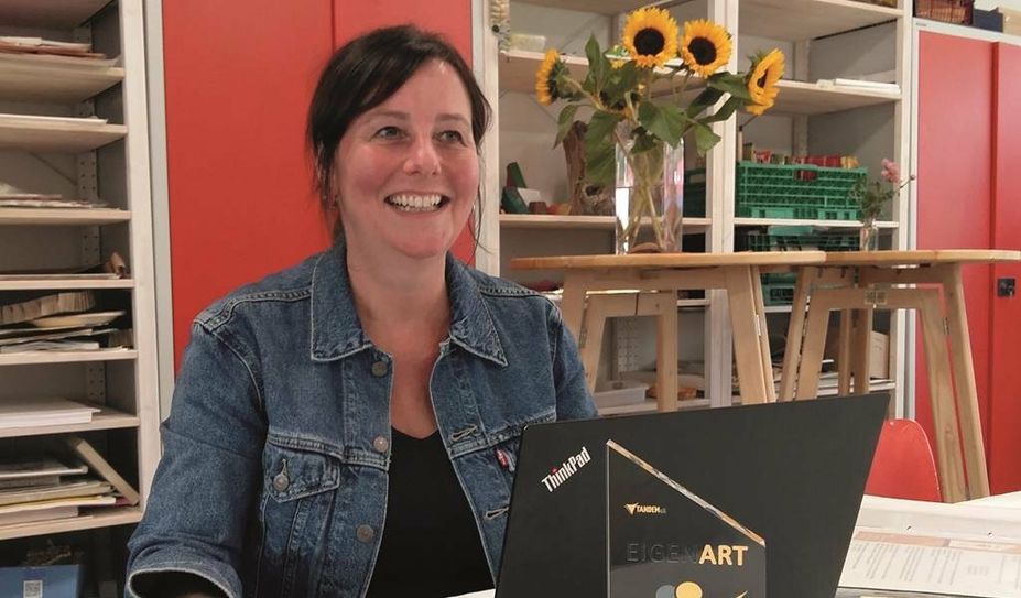 Anja Schlesselmann, Projektleiterin „EIGENART-kunstraum“, bei der Sichtung der eingereichten Exponate.