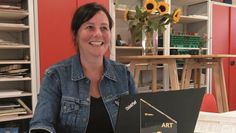 Anja Schlesselmann, Projektleiterin „EIGENART-kunstraum“, bei der Sichtung der eingereichten Exponate.