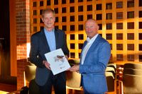 Harald Ottmar übergab die Mappe mit dem Bescheid an Michael Hannebacher.
