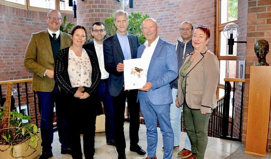 Feierliche Übergabe mit Marco Mohrmann (v. li), Mareike Wilshusen, Matthias Haak, Harald Ottmar, Michael Hannebacher, Jochen Hake und Doris Brandt.