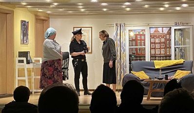 Ilse Stelljes (li.) in ihrer Rolle als Alice Nettelstedt, Karin Rußmeier als Sophie Krausbach (re.) und Angelina Müller als Polizistin Dunja Fassner.