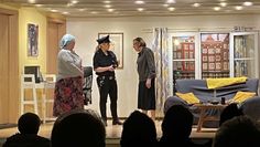 Ilse Stelljes (li.) in ihrer Rolle als Alice Nettelstedt, Karin Rußmeier als Sophie Krausbach (re.) und Angelina Müller als Polizistin Dunja Fassner.