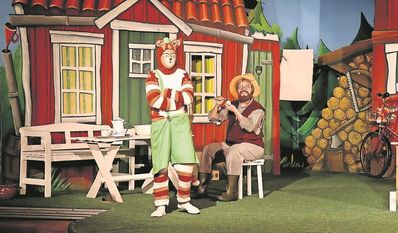 (v. l.) Kater Findus (Neele Polenz) bringt viel Trubel in das Leben von Pettersson (Dana Sohr).