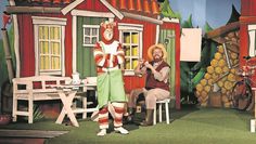 (v. l.) Kater Findus (Neele Polenz) bringt viel Trubel in das Leben von Pettersson (Dana Sohr).