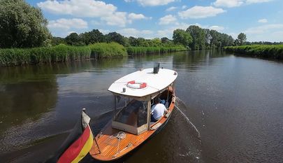 Mit einem selbst gebauten Dampfboot befuhr Holger Wienecke die Oste. Der Filmemacher Hartmus Mester begleitete ihn.