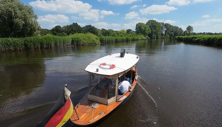 Mit einem selbst gebauten Dampfboot befuhr Holger Wienecke die Oste. Der Filmemacher Hartmus Mester begleitete ihn.
