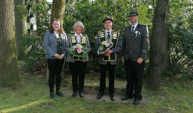 Aenne Holm und Leon Brandt (Mitte) repräsentieren ab sofort als neues Königspaar den Schützenverein Bevern. Mit ihnen freuen sich Sportleiterin Hanne Seeba und Präsident Marco Eijssen.