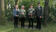 Aenne Holm und Leon Brandt (Mitte) repräsentieren ab sofort als neues Königspaar den Schützenverein Bevern. Mit ihnen freuen sich Sportleiterin Hanne Seeba und Präsident Marco Eijssen.