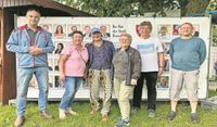 Der Bremer Künstler Armin Kölbli (Bremervörder Ei, Ei-Puzzle, Ovum, 3. v. li.) im Austausch mit den Stadtratsmitgliedern (v. li.)Thorsten Wruck (Pro BRV), Doris Brandt (SPD), Marion Kaiser (Bündnis 90/Grüne), Lars Lust (Fraktionsvorsitzender SPD) und Jochen Hake (Fraktionsvorsitzender Bündnis 90/Grüne und FDP).
