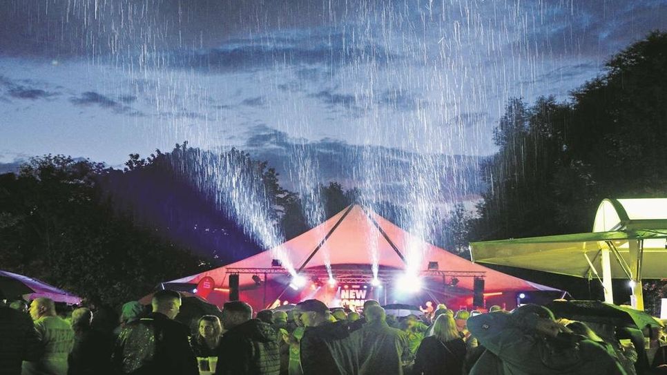 Auch ein kurzer Regenschauer am Abend konnte die Stimmung der Konzertbesucher:innen nicht trüben.