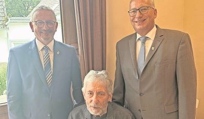 Landrat Bernd Lütjen mit Johannes Rehder-Plümpe und Landtagsabgeordneter Axel Miesner (v. l.).