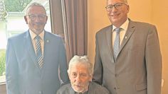 Landrat Bernd Lütjen mit Johannes Rehder-Plümpe und Landtagsabgeordneter Axel Miesner (v. l.).