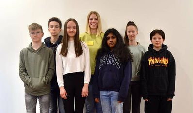 Lehrkraft Anne Hellmiß (Bildmitte) beaufsichtigte eine Gruppe im Fachbereich für Journalismus.