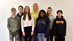 Lehrkraft Anne Hellmiß (Bildmitte) beaufsichtigte eine Gruppe im Fachbereich für Journalismus.