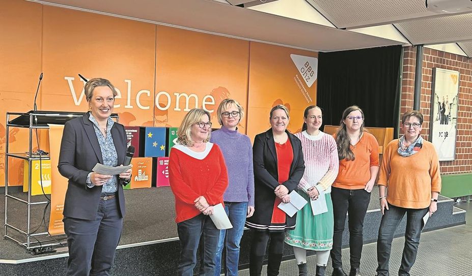 Daniela Thies (links) und Katja Lipka (2. v. l.) stellten mit den Gleichstellungsbeauftragten des Landkreises Osterholz die Ausstellung vor .