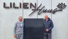 Bauträger und Investor Ulrich Müller (links) und Christian Meyer-Hammerström, Geschäftsführer Osterholzer Stadtwerke, vor dem Lilienhuus.