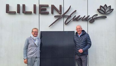 Bauträger und Investor Ulrich Müller (links) und Christian Meyer-Hammerström, Geschäftsführer Osterholzer Stadtwerke, vor dem Lilienhuus.