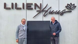 Bauträger und Investor Ulrich Müller (links) und Christian Meyer-Hammerström, Geschäftsführer Osterholzer Stadtwerke, vor dem Lilienhuus.