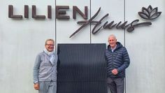 Bauträger und Investor Ulrich Müller (links) und Christian Meyer-Hammerström, Geschäftsführer Osterholzer Stadtwerke, vor dem Lilienhuus.