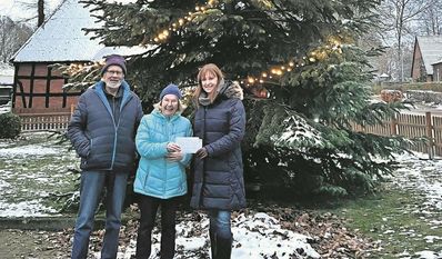 Garlstedt (eb). In Garlstedt fand am 1. Advent bereits zum zweiten Mal ein Adventsbasar statt, bei dem Kunst- und Handwerksarbeiten, Stickereien und Basteleien angeboten wurden. Im Feuerwehrhaus trafen sich insgesamt 16 Aussteller:innen- Die mitgebrachten Kuchen und Torten wurden zusammen mit Kaffee gegen eine Spende für den vor einem Jahr gegründeten Heimatverein abgegeben. Mit einer Spende von 441 Euro haben die Organisatorin Wanda Suba und ihr Ehemann die Vorsitzende des Heimatvereins Marie Jordan überrascht. Es gibt bereits Planungen, wie das Spendengeld eingesetzt werden kann.
