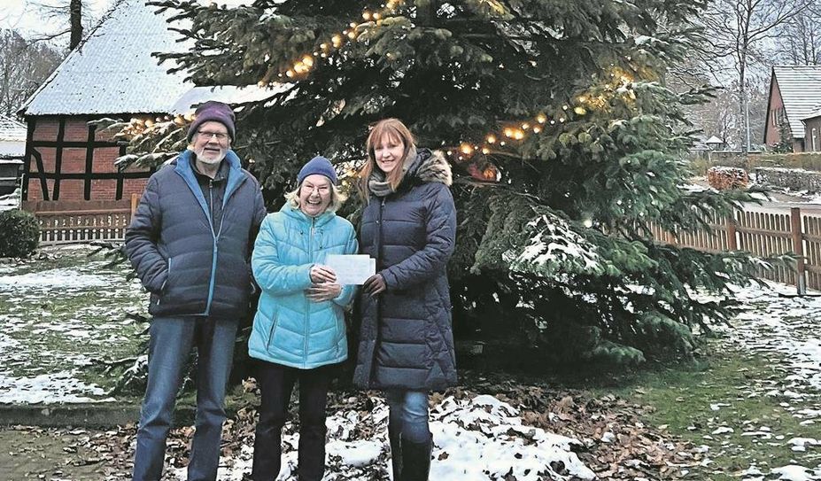 Garlstedt (eb). In Garlstedt fand am 1. Advent bereits zum zweiten Mal ein Adventsbasar statt, bei dem Kunst- und Handwerksarbeiten, Stickereien und Basteleien angeboten wurden. Im Feuerwehrhaus trafen sich insgesamt 16 Aussteller:innen- Die mitgebrachten Kuchen und Torten wurden zusammen mit Kaffee gegen eine Spende für den vor einem Jahr gegründeten Heimatverein abgegeben. Mit einer Spende von 441 Euro haben die Organisatorin Wanda Suba und ihr Ehemann die Vorsitzende des Heimatvereins Marie Jordan überrascht. Es gibt bereits Planungen, wie das Spendengeld eingesetzt werden kann.