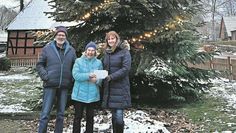 Garlstedt (eb). In Garlstedt fand am 1. Advent bereits zum zweiten Mal ein Adventsbasar statt, bei dem Kunst- und Handwerksarbeiten, Stickereien und Basteleien angeboten wurden. Im Feuerwehrhaus trafen sich insgesamt 16 Aussteller:innen- Die mitgebrachten Kuchen und Torten wurden zusammen mit Kaffee gegen eine Spende für den vor einem Jahr gegründeten Heimatverein abgegeben. Mit einer Spende von 441 Euro haben die Organisatorin Wanda Suba und ihr Ehemann die Vorsitzende des Heimatvereins Marie Jordan überrascht. Es gibt bereits Planungen, wie das Spendengeld eingesetzt werden kann.