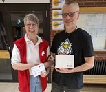 Thorsten Hein freut sich über seinen Gutschein – Bärbel Landgraf hingegen über seine Spendenbereitschaft.