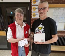 Thorsten Hein freut sich über seinen Gutschein – Bärbel Landgraf hingegen über seine Spendenbereitschaft.