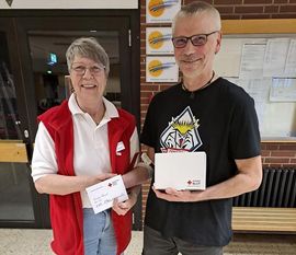 Thorsten Hein freut sich über seinen Gutschein – Bärbel Landgraf hingegen über seine Spendenbereitschaft.