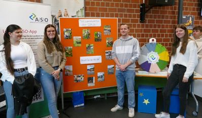 Die Schüler:innen sammelten Müll und entsorgten ihn fachgerecht. Damit haben sie zum Umweltschutz beigetragen.